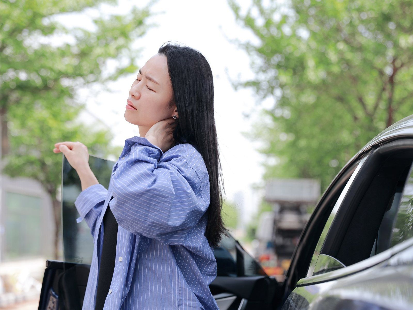 운전 중 사고로 가볍게 목을 다친 여성 운전자 — 가벼워 보여도 사고 직후에 진료를 받아야 합니다