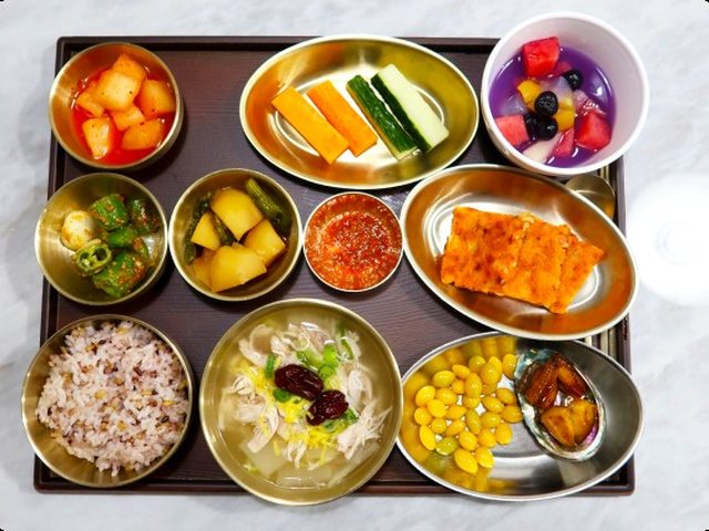 밥과 국, 반찬 여러 가지를 담은 입원 식사 한 상