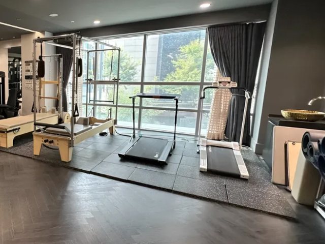 재활치료실 — 창가의 트레드밀과 재활 운동 기구