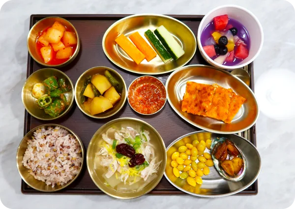 항암 맞춤식을 담은 유기 그릇