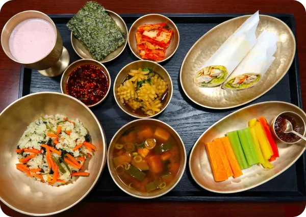 항암 맞춤식을 담은 유기 그릇