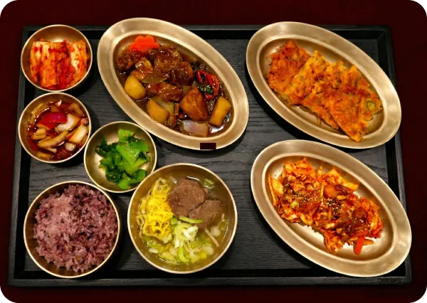 항암 맞춤식을 담은 유기 그릇