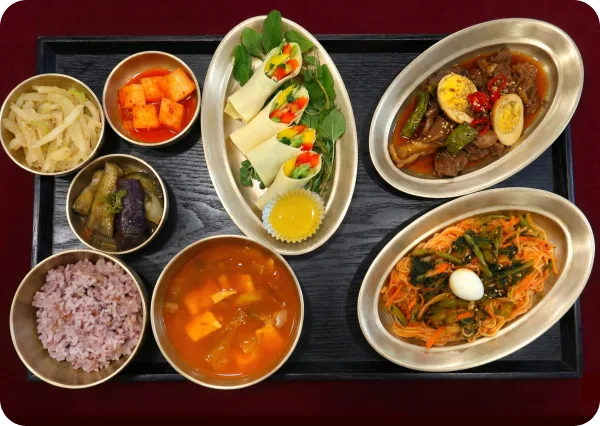 항암 맞춤식을 담은 유기 그릇